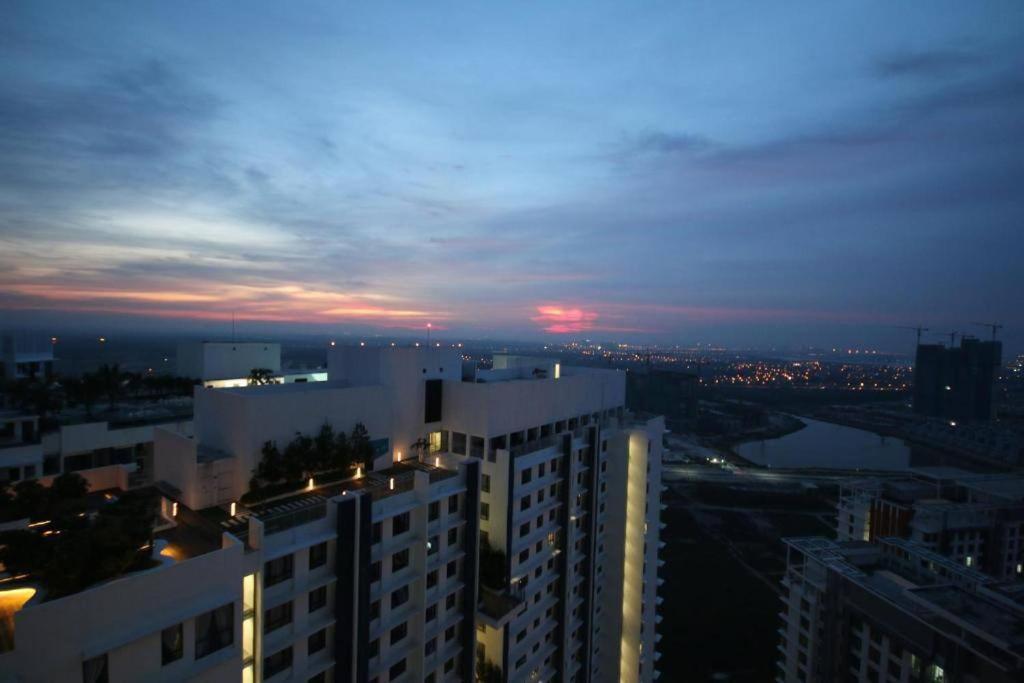Lovely 3-Bedroom Serviced Apartment @ Cyberjaya Exterior photo