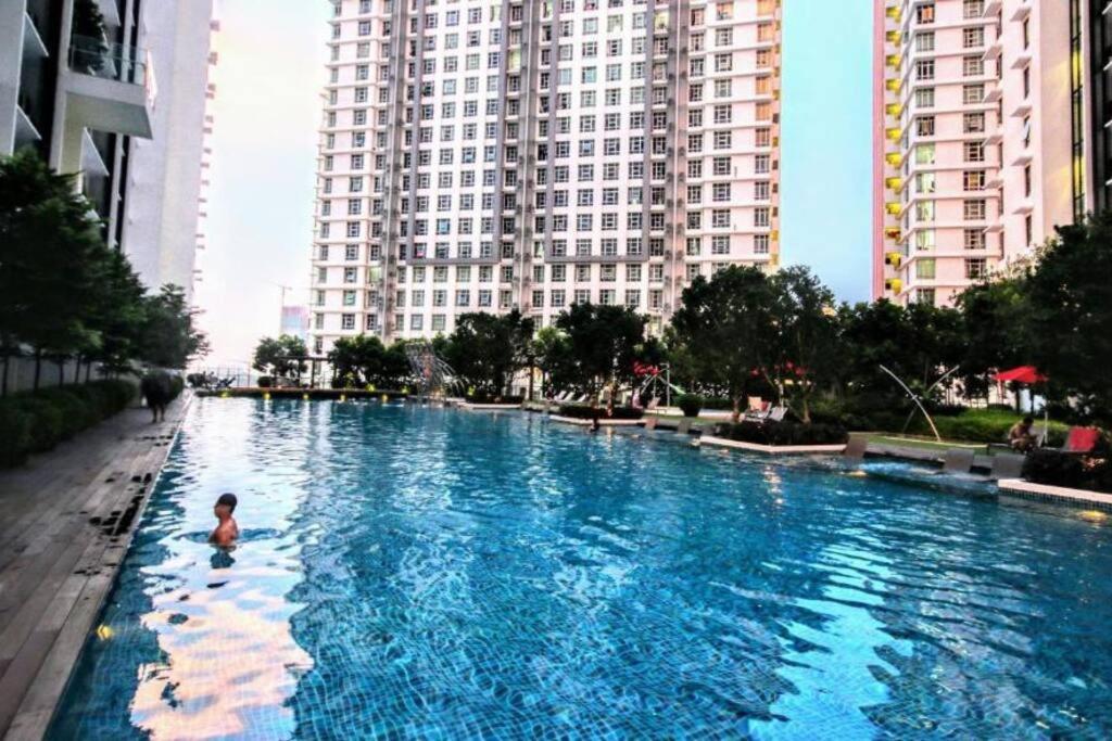 Lovely 3-Bedroom Serviced Apartment @ Cyberjaya Exterior photo