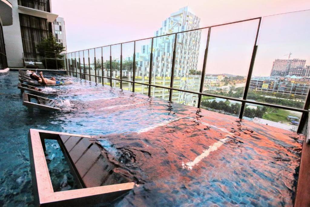 Lovely 3-Bedroom Serviced Apartment @ Cyberjaya Exterior photo