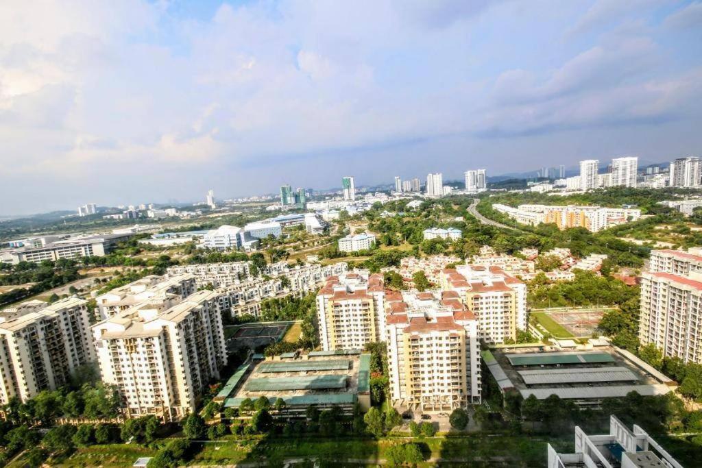 Lovely 3-Bedroom Serviced Apartment @ Cyberjaya Exterior photo